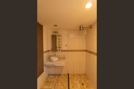 Casa de condomínio para alugar com 550m², 2 quartos e 4 vagasBanheiro de Serviço