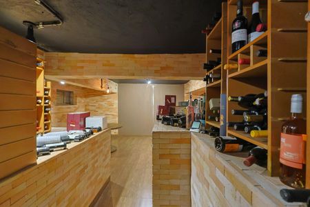 Casa de condomínio à venda com 240m², 3 quartos e 2 vagasAdega