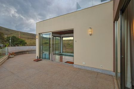 Casa de condomínio à venda com 240m², 3 quartos e 2 vagasVaranda