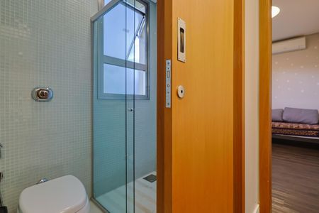 Casa de condomínio à venda com 240m², 3 quartos e 2 vagasBanheiro dos Quartos 1 e 2