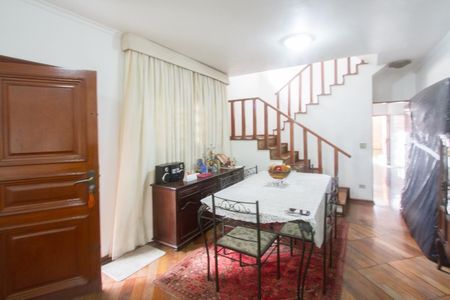 Casa à venda com 272m², 2 quartos e 2 vagasSala