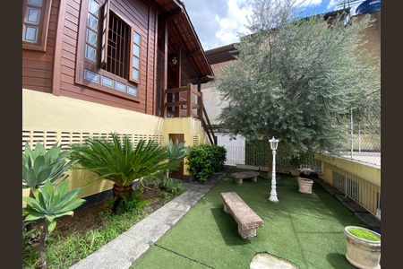 Casa à venda com 660m², 3 quartos e 10 vagas Casa à venda com 660m², 3 quartos e 10 vagasQuintal