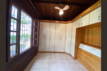 Casa à venda com 660m², 3 quartos e 10 vagas Casa à venda com 660m², 3 quartos e 10 vagasSuíte