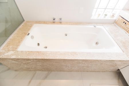 Casa de condomínio à venda com 384m², 3 quartos e 4 vagas Casa de condomínio à venda com 384m², 3 quartos e 4 vagasBanheiro da Suíte 1