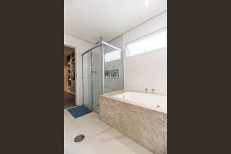 Casa de condomínio à venda com 384m², 3 quartos e 4 vagas Casa de condomínio à venda com 384m², 3 quartos e 4 vagasBanheiro da Suíte 1