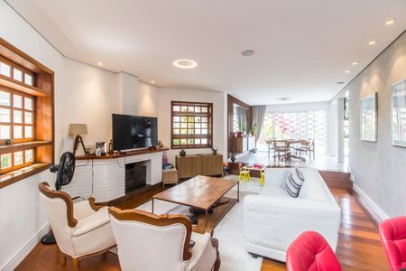 Casa de condomínio à venda com 384m², 3 quartos e 4 vagas Casa de condomínio à venda com 384m², 3 quartos e 4 vagasSala de TV