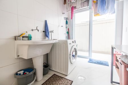 Casa de condomínio à venda com 384m², 3 quartos e 4 vagas Casa de condomínio à venda com 384m², 3 quartos e 4 vagasÁrea de Serviço