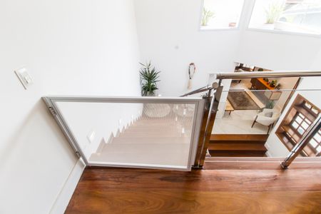 Casa de condomínio à venda com 384m², 3 quartos e 4 vagas Casa de condomínio à venda com 384m², 3 quartos e 4 vagasEscada