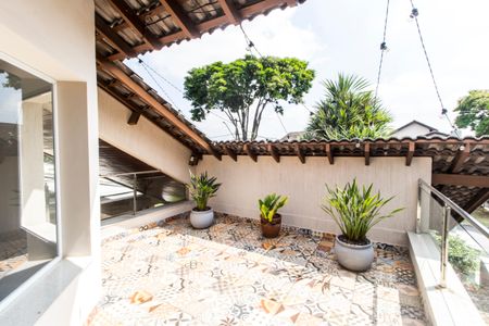 Casa de condomínio à venda com 384m², 3 quartos e 4 vagas Casa de condomínio à venda com 384m², 3 quartos e 4 vagasVaranda