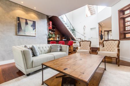 Casa de condomínio à venda com 384m², 3 quartos e 4 vagas Casa de condomínio à venda com 384m², 3 quartos e 4 vagasSala de TV