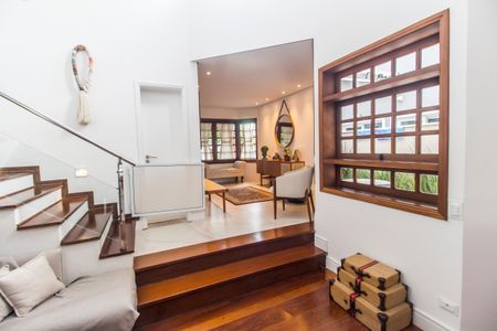 Casa de condomínio à venda com 384m², 3 quartos e 4 vagas Casa de condomínio à venda com 384m², 3 quartos e 4 vagasSala