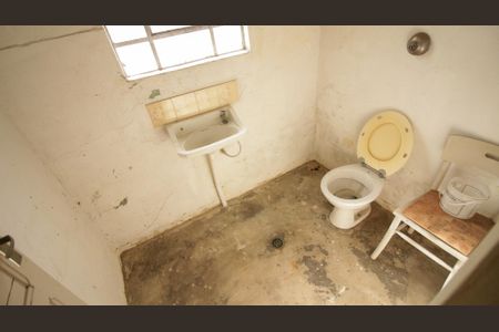 Casa à venda com 250m², 3 quartos e 4 vagasCasa 2 - Banheiro de Serviço