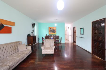 Casa à venda com 259m², 4 quartos e 4 vagasSala