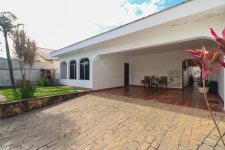 Casa à venda com 259m², 4 quartos e 4 vagasFachada