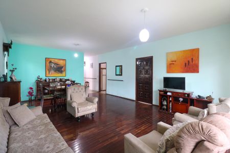 Casa à venda com 259m², 4 quartos e 4 vagasSala