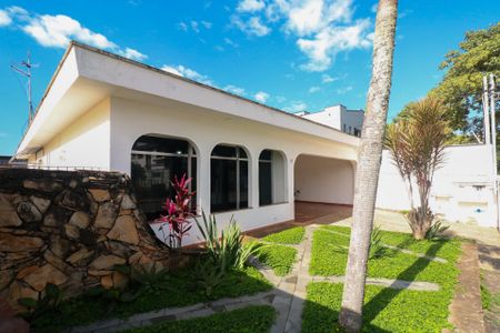 Casa à venda com 259m², 4 quartos e 4 vagasFachada