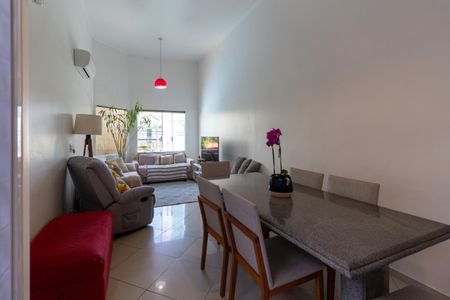Casa à venda com 194m², 4 quartos e 2 vagas Casa à venda com 194m², 4 quartos e 2 vagasSala