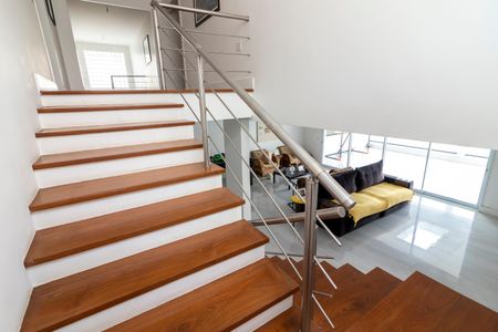 Casa à venda com 432m², 5 quartos e 5 vagas Casa à venda com 432m², 5 quartos e 5 vagasEscada