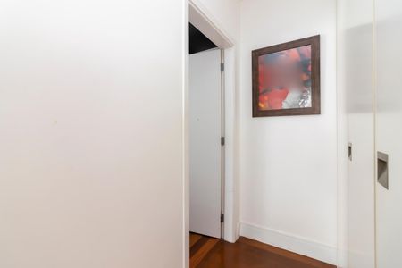 Casa à venda com 432m², 5 quartos e 5 vagas Casa à venda com 432m², 5 quartos e 5 vagasCorredor dos Quartos