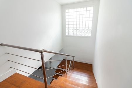 Casa à venda com 432m², 5 quartos e 5 vagas Casa à venda com 432m², 5 quartos e 5 vagasEscada