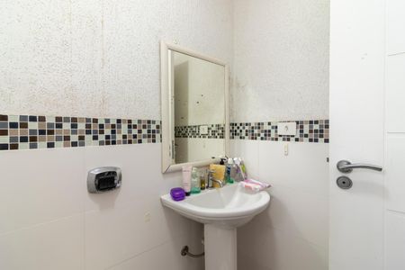 Casa à venda com 432m², 5 quartos e 5 vagas Casa à venda com 432m², 5 quartos e 5 vagasEdícula - Banheiro