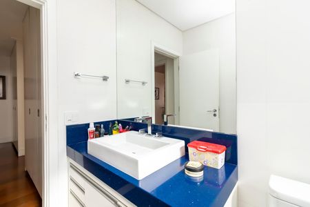 Casa à venda com 432m², 5 quartos e 5 vagas Casa à venda com 432m², 5 quartos e 5 vagasBanheiro 2