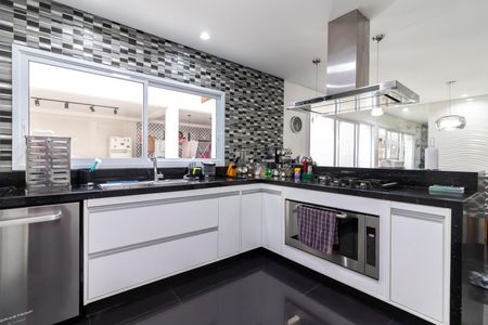 Casa à venda com 432m², 5 quartos e 5 vagas Casa à venda com 432m², 5 quartos e 5 vagasCozinha