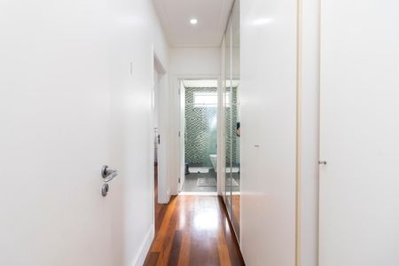 Casa à venda com 432m², 5 quartos e 5 vagas Casa à venda com 432m², 5 quartos e 5 vagasCorredor dos Quartos