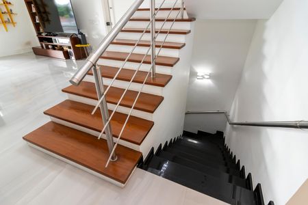 Casa à venda com 432m², 5 quartos e 5 vagas Casa à venda com 432m², 5 quartos e 5 vagasEscada