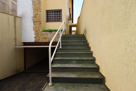 Casa à venda com 202m², 3 quartos e 4 vagasEscada de entrada