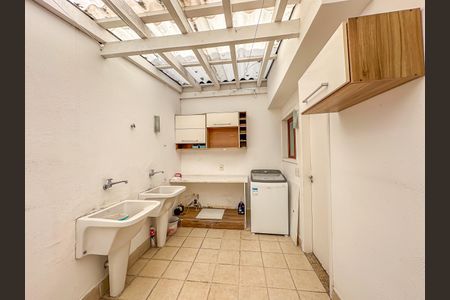 Casa à venda com 300m², 5 quartos e 1 vagaÁrea de Serviço