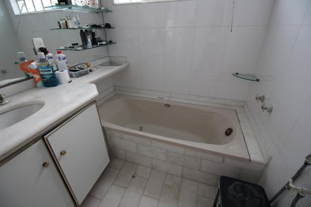 Casa à venda com 500m², 4 quartos e 4 vagasSuíte 3 - Banheiro