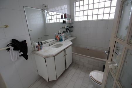 Casa à venda com 500m², 4 quartos e 4 vagasSuíte 3 - Banheiro