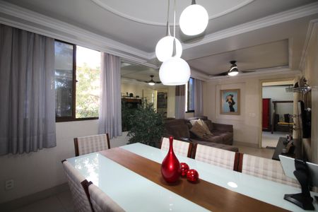 Casa de condomínio à venda com 141m², 4 quartos e 4 vagasSala