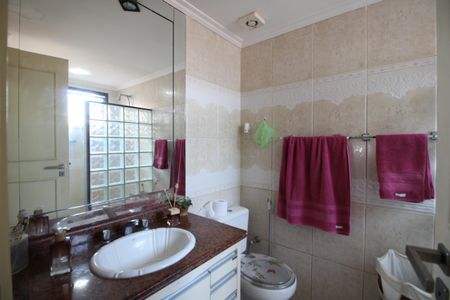 Casa de condomínio à venda com 141m², 4 quartos e 4 vagasBanheiro Social