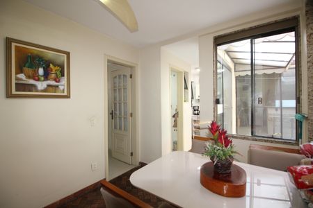 Casa de condomínio à venda com 141m², 4 quartos e 4 vagasCopa