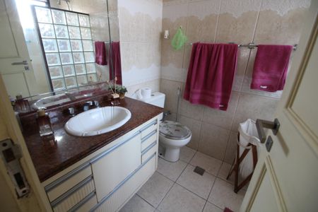 Casa de condomínio à venda com 141m², 4 quartos e 4 vagasBanheiro Social