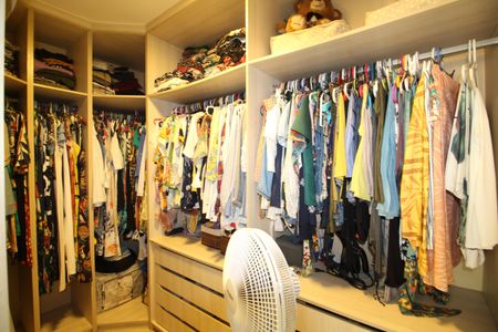 Casa de condomínio à venda com 141m², 4 quartos e 4 vagasQuarto 4 - Closet