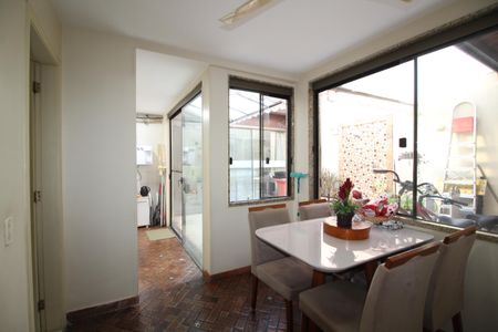 Casa de condomínio à venda com 141m², 4 quartos e 4 vagasCopa