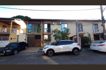 Casa de condomínio à venda com 141m², 4 quartos e 4 vagasFachada com Placa Quinto Andar