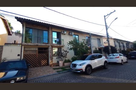 Casa de condomínio à venda com 141m², 4 quartos e 4 vagasFachada com Placa Quinto Andar
