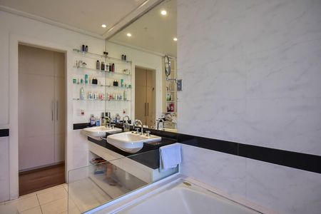 Apartamento à venda com 211m², 4 quartos e 3 vagas Apartamento à venda com 211m², 4 quartos e 3 vagasBanheiro Suíte 2