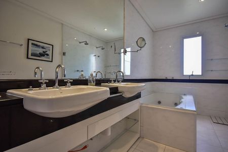 Apartamento à venda com 211m², 4 quartos e 3 vagas Apartamento à venda com 211m², 4 quartos e 3 vagasBanheiro Suíte 2