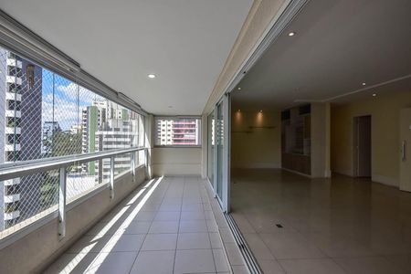 Apartamento à venda com 211m², 4 quartos e 3 vagas Apartamento à venda com 211m², 4 quartos e 3 vagasVaranda