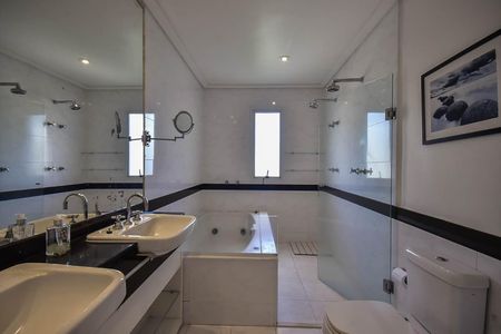 Apartamento à venda com 211m², 4 quartos e 3 vagas Apartamento à venda com 211m², 4 quartos e 3 vagasBanheiro Suíte 2