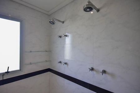 Apartamento à venda com 211m², 4 quartos e 3 vagas Apartamento à venda com 211m², 4 quartos e 3 vagasChuveiro do Banheiro da Suíte 2