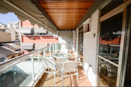 Apartamento à venda com 126m², 3 quartos e 1 vaga Apartamento à venda com 126m², 3 quartos e 1 vagaSacada/Sala