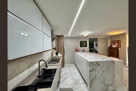 Apartamento à venda com 198m², 3 quartos e 2 vagas Apartamento à venda com 198m², 3 quartos e 2 vagasCozinha e Área de Serviço