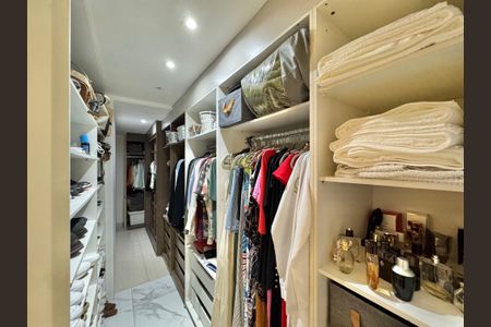 Apartamento à venda com 198m², 3 quartos e 2 vagas Apartamento à venda com 198m², 3 quartos e 2 vagasSuíte 1 - Closet