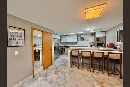 Apartamento à venda com 198m², 3 quartos e 2 vagas Apartamento à venda com 198m², 3 quartos e 2 vagasCozinha e Área de Serviço